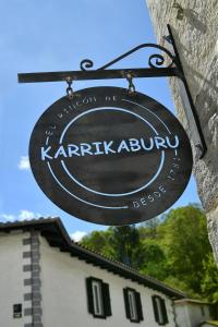 Certifikát, hodnocení, plakát nebo jiný dokument vystavený v ubytování Casa karrikaburu