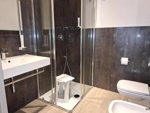 łazienka z toaletą, umywalką i prysznicem w obiekcie Hotel Danieli La Castellana lago di Garda w Brenzone sul Garda