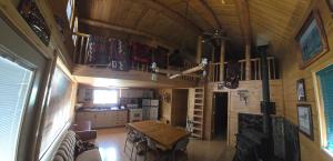 - une cuisine avec une table en bois dans une maison dans l'établissement Camp Jackson Host Cabin, à Verdure