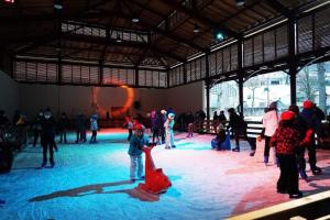 Eine Gruppe Kinder spielt auf einer Bühne in einem Gebäude in der Unterkunft Appartement à proximité de Ax les thermes in Ignaux + 22 Fotos