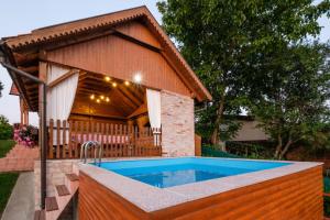 Bazén v ubytovaní Rustic Cottage With Heated Pool - Happy Rentals alebo v jeho blízkosti