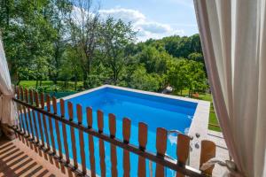Bazén v ubytovaní Rustic Cottage With Heated Pool - Happy Rentals alebo v jeho blízkosti
