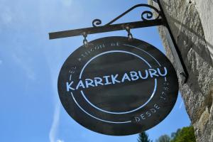 Certifikát, hodnocení, plakát nebo jiný dokument vystavený v ubytování Casa karrikaburu