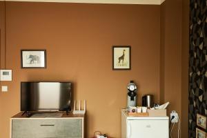 a living room with a flat screen tv on a wall at Espace Cuesmois chambre in Mons