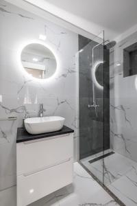 ein weißes Badezimmer mit Waschbecken und Dusche in der Unterkunft Villa Perkov private pool in Kaštela