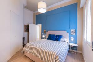 1 dormitorio azul con 1 cama con paredes azules en Cozy olive green flat, en Florencia