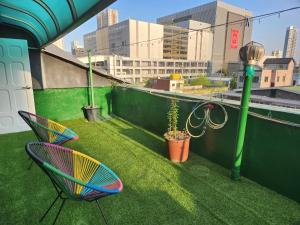 balcone con sedia e pianta in vaso di Goyo Stay a Uijeongbu