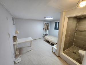 una stanza con bagno con doccia e lavandino di Goyo Stay a Uijeongbu