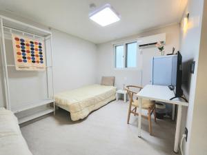 Camera con letto e scrivania con TV di Goyo Stay a Uijeongbu