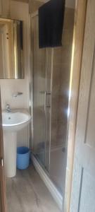 Bilik mandi di Home with a view Whitecliff Bay Holiday Park