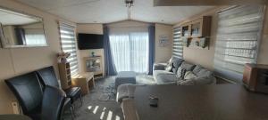 Televisyen dan/atau pusat hiburan di Home with a view Whitecliff Bay Holiday Park