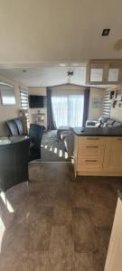 Dapur atau dapur kecil di Home with a view Whitecliff Bay Holiday Park