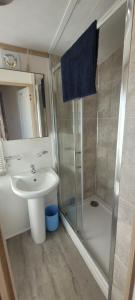 Bilik mandi di Home with a view Whitecliff Bay Holiday Park