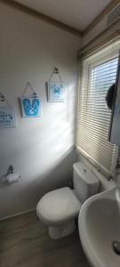 Bilik mandi di Home with a view Whitecliff Bay Holiday Park