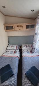 Katil atau katil-katil dalam bilik di Home with a view Whitecliff Bay Holiday Park