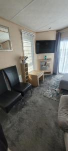 Televisyen dan/atau pusat hiburan di Home with a view Whitecliff Bay Holiday Park