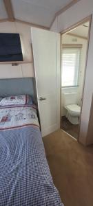 Katil atau katil-katil dalam bilik di Home with a view Whitecliff Bay Holiday Park