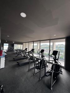 a gym with a row of chairs and a large window at View 15, San Francisco Tower in San Salvador
