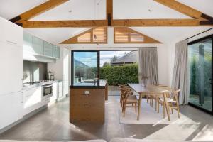 kuchnia i jadalnia ze stołem i krzesłami w obiekcie Skye Scape Luxury Retreat - Mountain Views w mieście Frankton