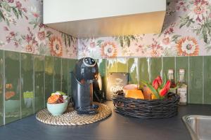 a kitchen counter with a juicer and a basket of fruit at B&B de Groene Poort in Stein +14 photos