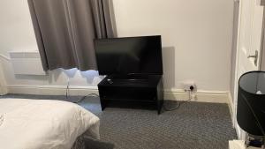 TV a/nebo společenská místnost v ubytování Great House 5 Min walk 2 Beach best locations in Blackpool