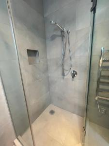 Koupelna v ubytování Scott point private entry flat offers the entire living room, bedroom and ensuite, parking available