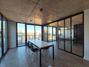 マル・デル・プラタにあるTu Departamento en MDQ - Luxuryのテーブルと椅子と窓のあるダイニングルーム +22枚の写真