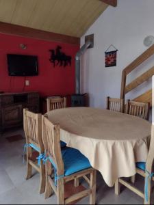 Μια τηλεόραση ή/και κέντρο ψυχαγωγίας στο Cabaña La Lechuza en LAS RABONAS