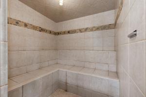 Ένα μπάνιο στο River Mountain Lodge #113W by Summit County Mountain Retreats +29 φωτογραφίες
