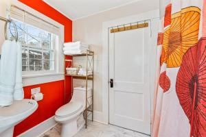 bagno con servizi igienici bianchi e finestra di Groovy Getaway Loft, Fast Wi-Fi, Downtown a Fort Payne