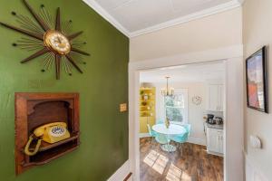 Foto dalla galleria di Groovy Getaway Loft, Fast Wi-Fi, Downtown a Fort Payne