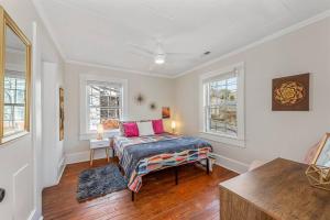 una camera da letto con un letto e due finestre di Groovy Getaway Loft, Fast Wi-Fi, Downtown a Fort Payne