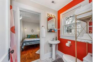 Bagno di Groovy Getaway Loft, Fast Wi-Fi, Downtown