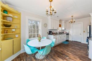 Cucina o angolo cottura di Groovy Getaway Loft, Fast Wi-Fi, Downtown