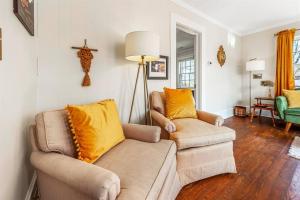 Area soggiorno di Groovy Getaway Loft, Fast Wi-Fi, Downtown
