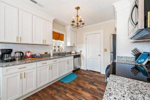 Cucina o angolo cottura di Groovy Getaway Loft, Fast Wi-Fi, Downtown
