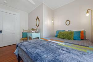 Letto o letti in una camera di Groovy Getaway Loft, Fast Wi-Fi, Downtown
