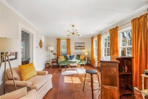 Area soggiorno di Groovy Getaway Loft, Fast Wi-Fi, Downtown