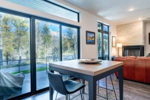 Χώρος καθιστικού στο River West 714