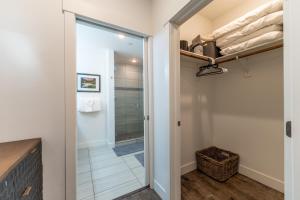 Ένα μπάνιο στο River West 714 +54 φωτογραφίες