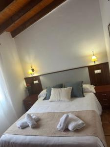 Postel nebo postele na pokoji v ubytování Hostal Camarina