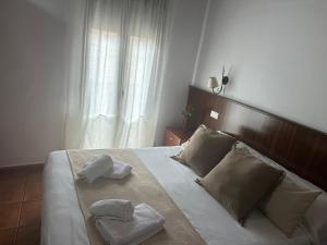 Postel nebo postele na pokoji v ubytování Hostal Camarina