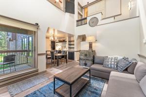 Posezení v ubytování Soda Springs 1902 by Summit County Mountain Retreats