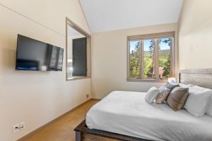 Postel nebo postele na pokoji v ubytování Soda Springs 1902 by Summit County Mountain Retreats + 31 fotografií