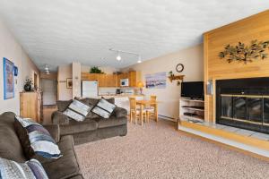 ディロンにあるEast Bay Condos 111のソファと暖炉のあるリビングルーム