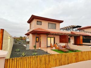 a house with a fence in front of it at Casa Bali in Majanicho