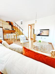 ein Wohnzimmer mit einem Bett und einem Tisch in der Unterkunft Casa Bali in Majanicho