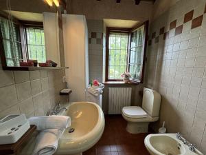 Ένα μπάνιο στο Longoio Garden Cottage Charm +13 φωτογραφίες