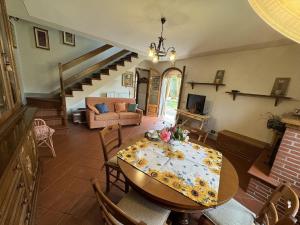 Χώρος καθιστικού στο Longoio Garden Cottage Charm
