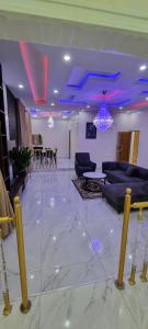 OtokutuLuxurious Apartment的天花板上设有紫色灯的客厅